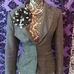 Black and white flower pin brooch